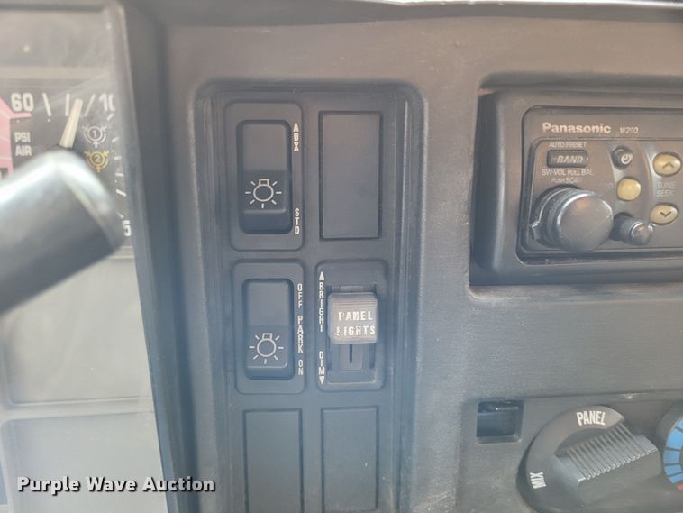 image for item LR9127 2002 International 4900  dump truck