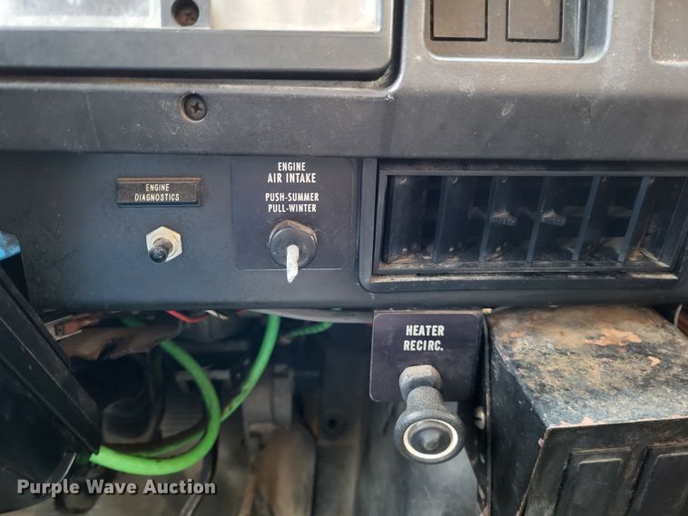 image for item LR9127 2002 International 4900  dump truck