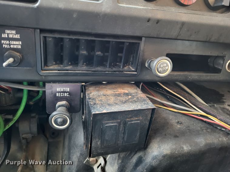 image for item LR9127 2002 International 4900  dump truck