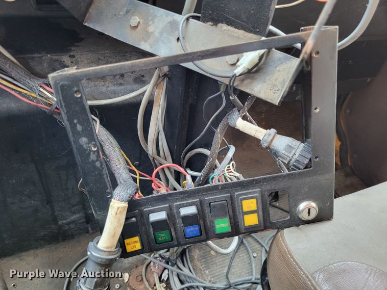 image for item LR9127 2002 International 4900  dump truck