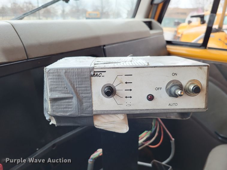 image for item LR9127 2002 International 4900  dump truck