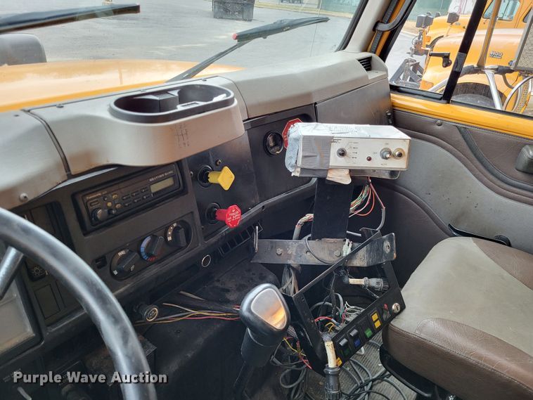 image for item LR9127 2002 International 4900  dump truck