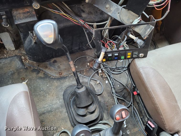 image for item LR9127 2002 International 4900  dump truck