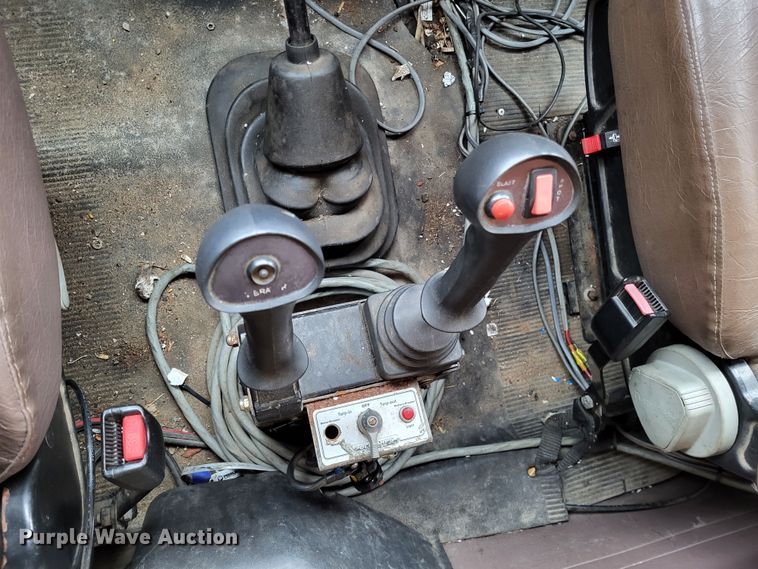 image for item LR9127 2002 International 4900  dump truck