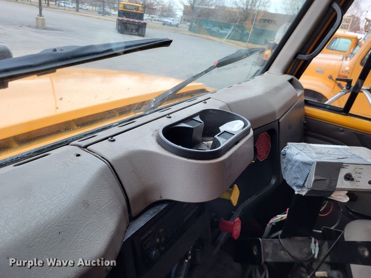 image for item LR9127 2002 International 4900  dump truck