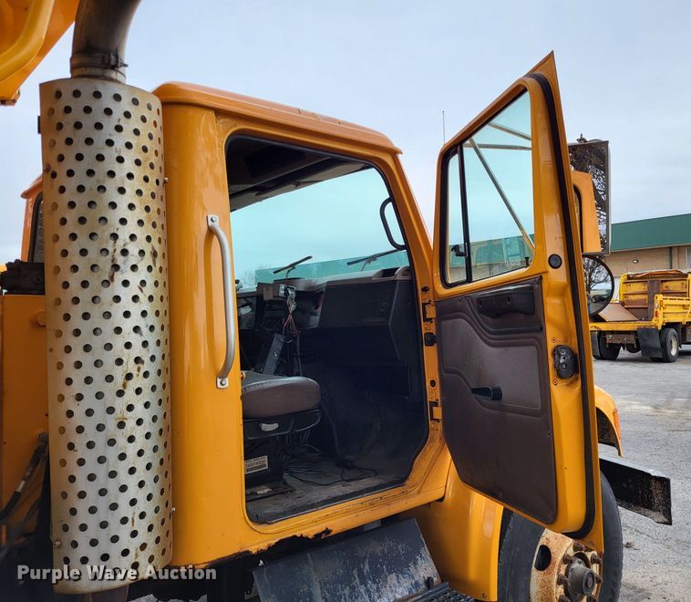 image for item LR9127 2002 International 4900  dump truck