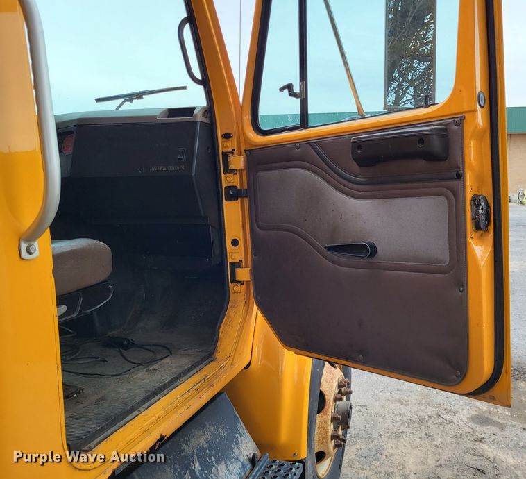 image for item LR9127 2002 International 4900  dump truck