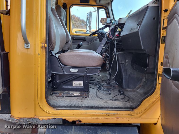 image for item LR9127 2002 International 4900  dump truck