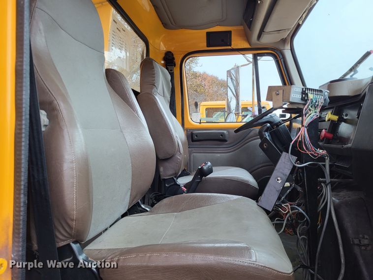 image for item LR9127 2002 International 4900  dump truck