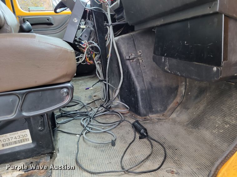 image for item LR9127 2002 International 4900  dump truck