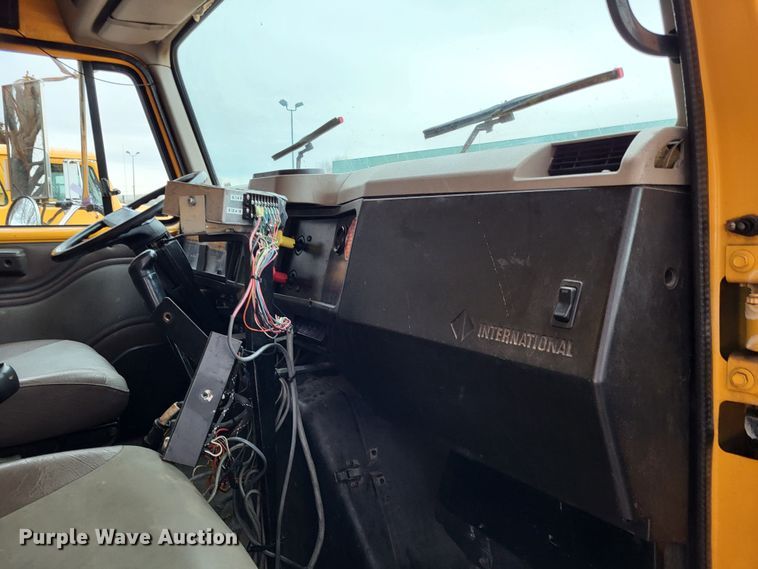 image for item LR9127 2002 International 4900  dump truck