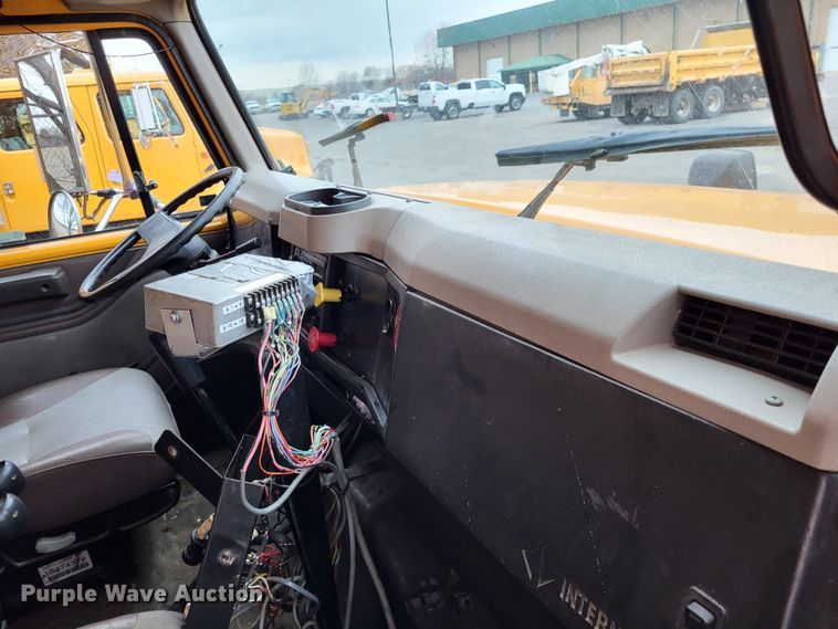 image for item LR9127 2002 International 4900  dump truck