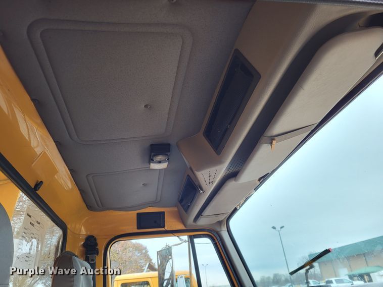 image for item LR9127 2002 International 4900  dump truck