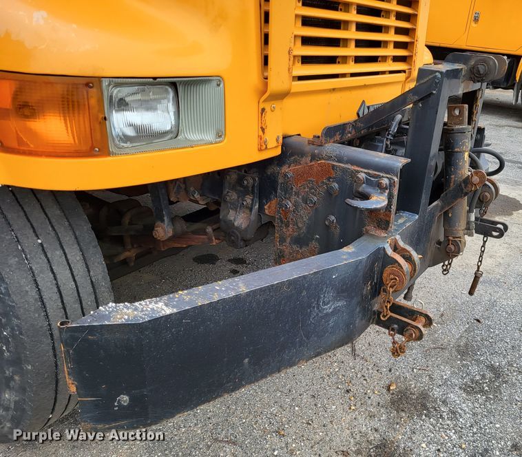 image for item LR9127 2002 International 4900  dump truck