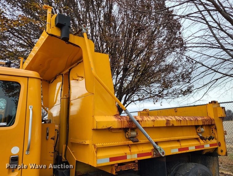 image for item LR9127 2002 International 4900  dump truck