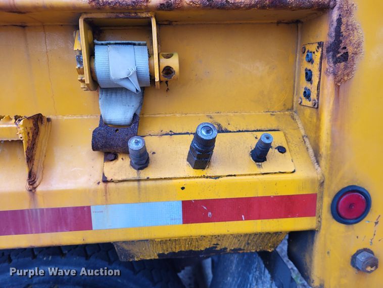 image for item LR9127 2002 International 4900  dump truck