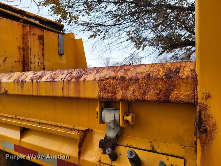 image for item LR9127 2002 International 4900  dump truck