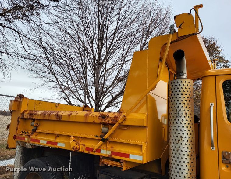 image for item LR9127 2002 International 4900  dump truck