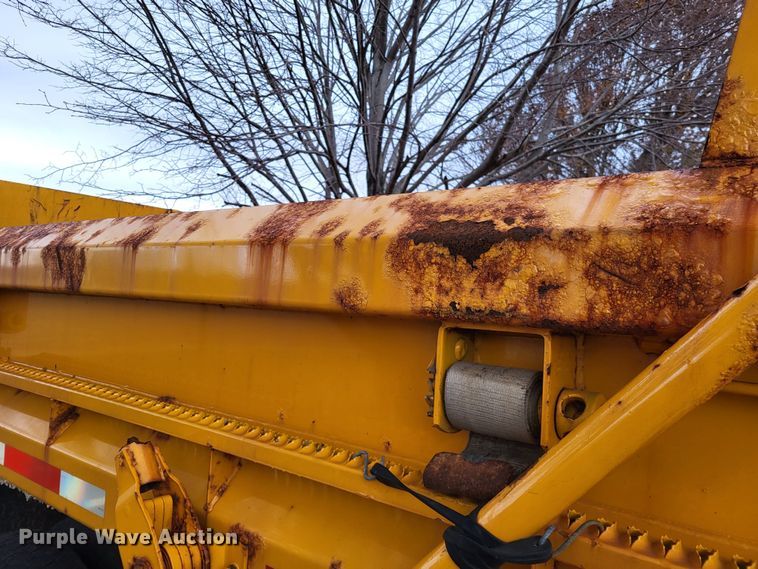 image for item LR9127 2002 International 4900  dump truck