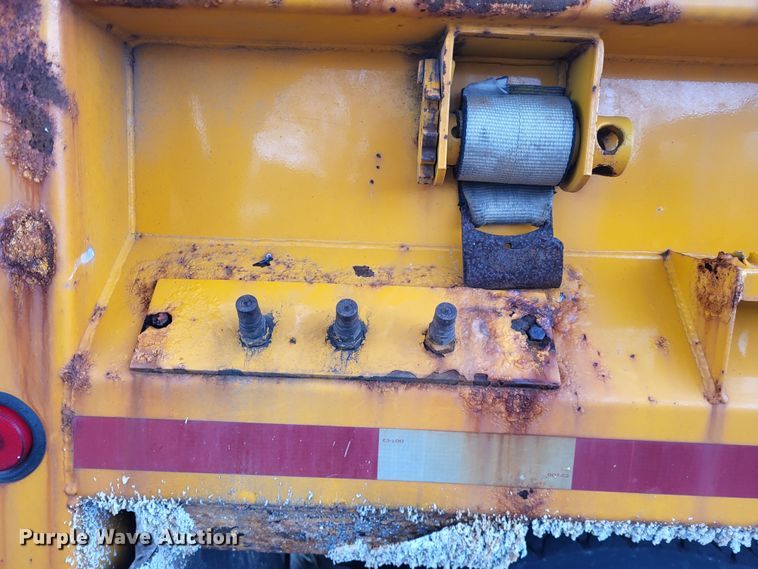 image for item LR9127 2002 International 4900  dump truck