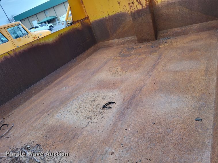 image for item LR9127 2002 International 4900  dump truck