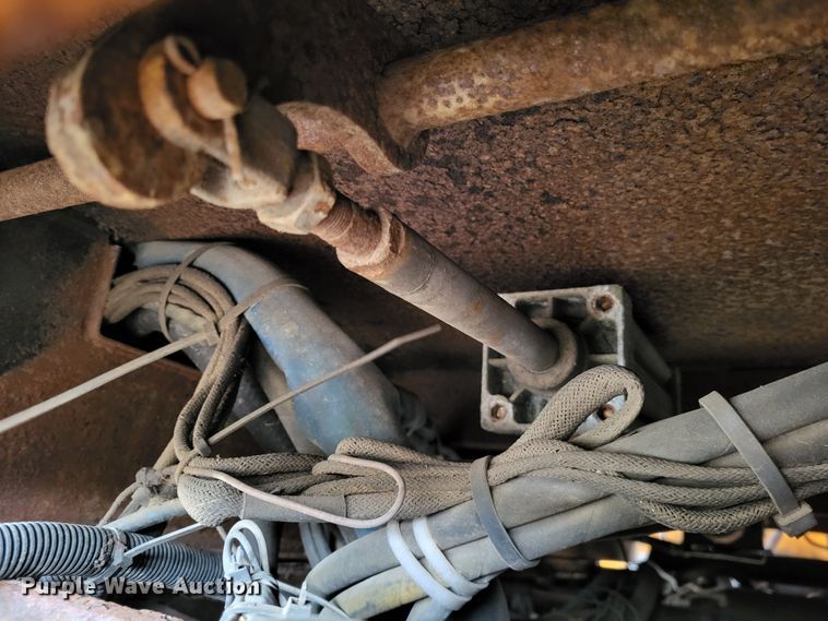 image for item LR9127 2002 International 4900  dump truck