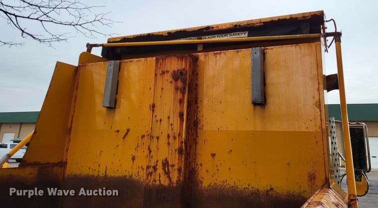 image for item LR9127 2002 International 4900  dump truck