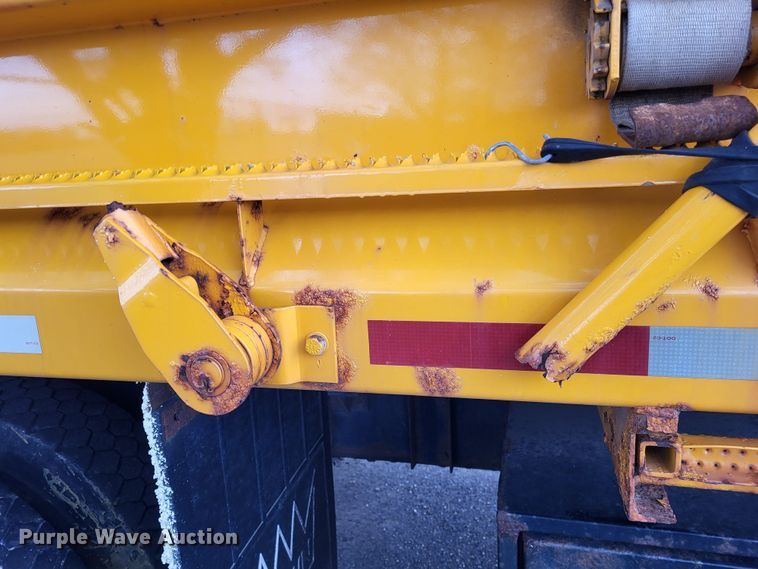 image for item LR9127 2002 International 4900  dump truck