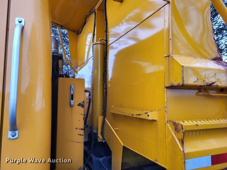 image for item LR9127 2002 International 4900  dump truck