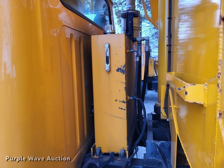 image for item LR9127 2002 International 4900  dump truck