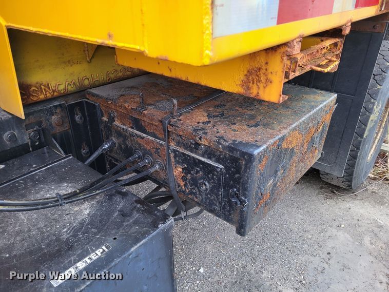 image for item LR9127 2002 International 4900  dump truck