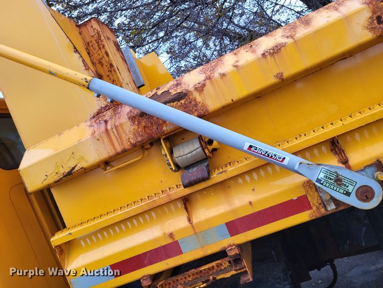 image for item LR9127 2002 International 4900  dump truck