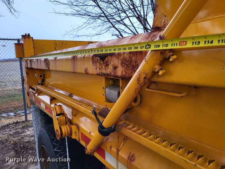 image for item LR9127 2002 International 4900  dump truck