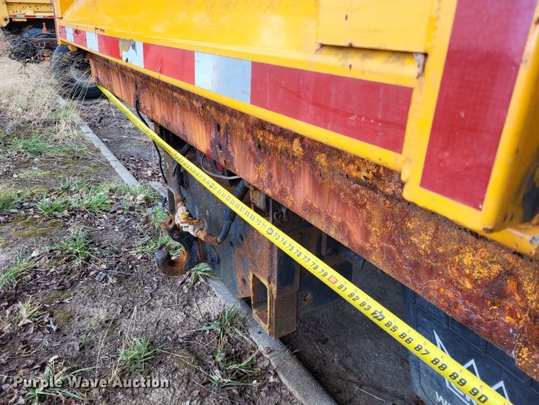 image for item LR9127 2002 International 4900  dump truck