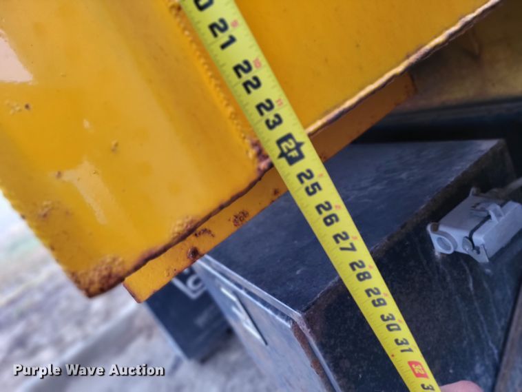 image for item LR9127 2002 International 4900  dump truck