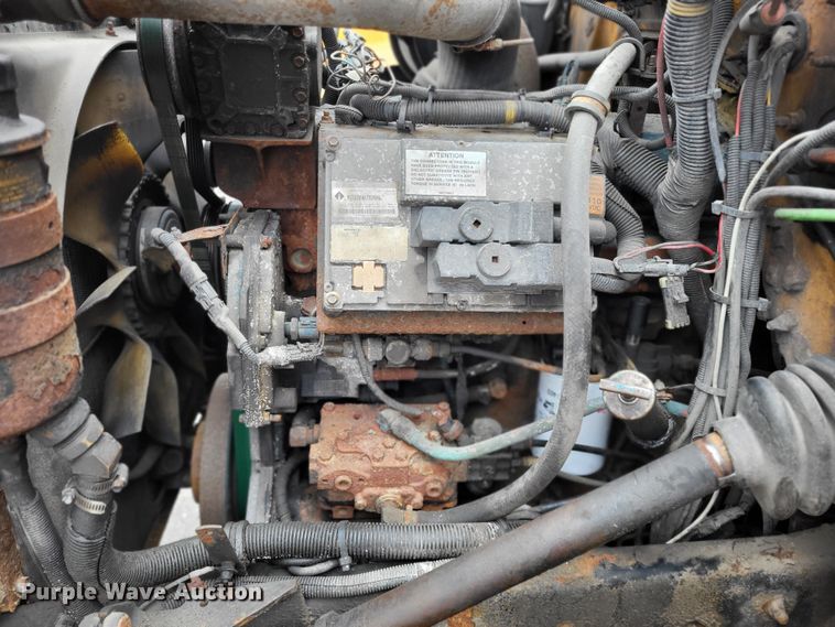 image for item LR9127 2002 International 4900  dump truck