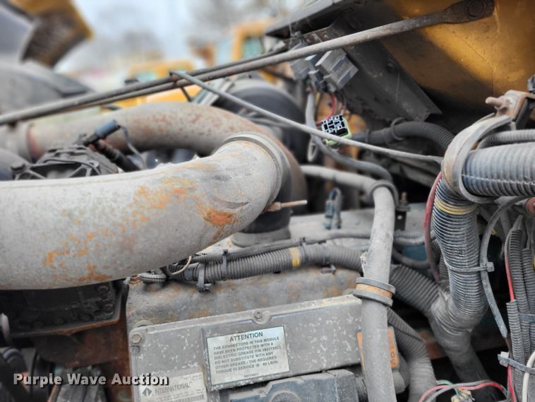 image for item LR9127 2002 International 4900  dump truck