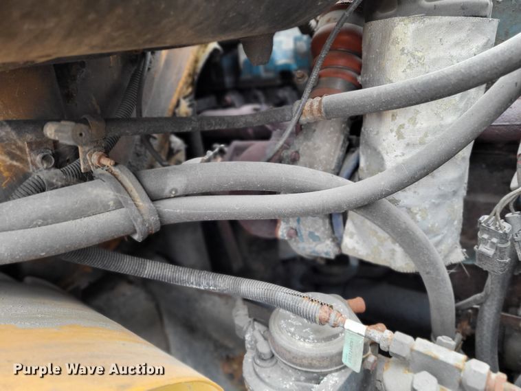 image for item LR9127 2002 International 4900  dump truck