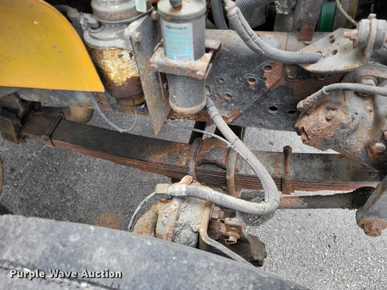 image for item LR9127 2002 International 4900  dump truck