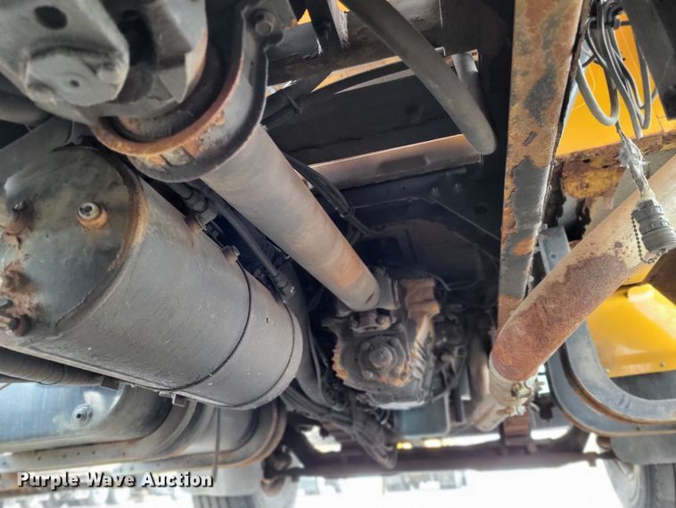 image for item LR9127 2002 International 4900  dump truck