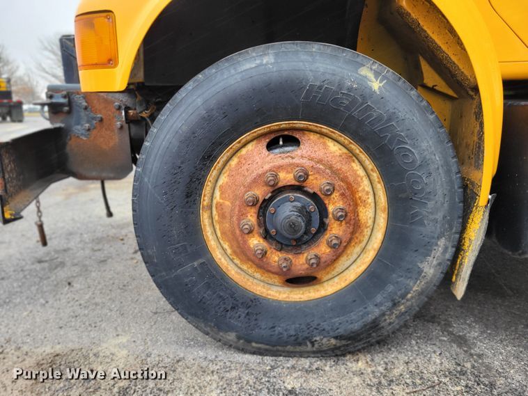 image for item LR9127 2002 International 4900  dump truck