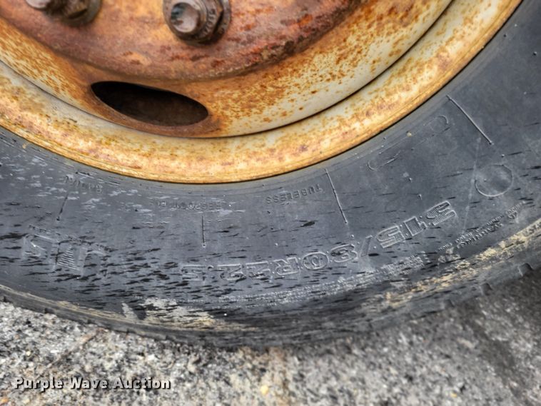 image for item LR9127 2002 International 4900  dump truck