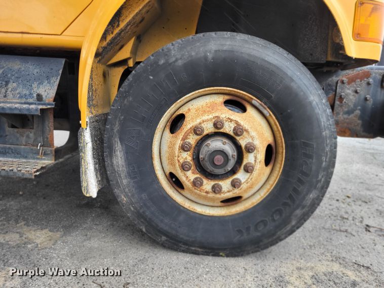 image for item LR9127 2002 International 4900  dump truck