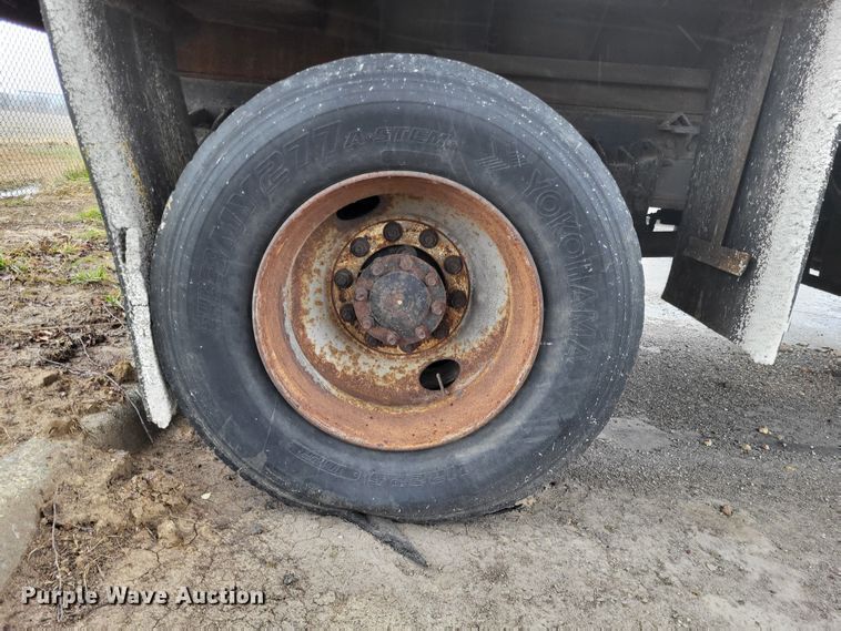 image for item LR9127 2002 International 4900  dump truck