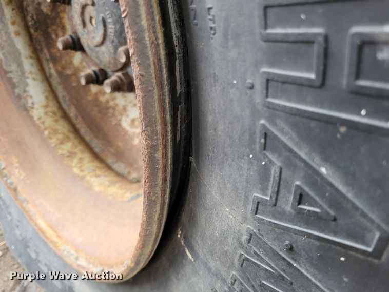 image for item LR9127 2002 International 4900  dump truck