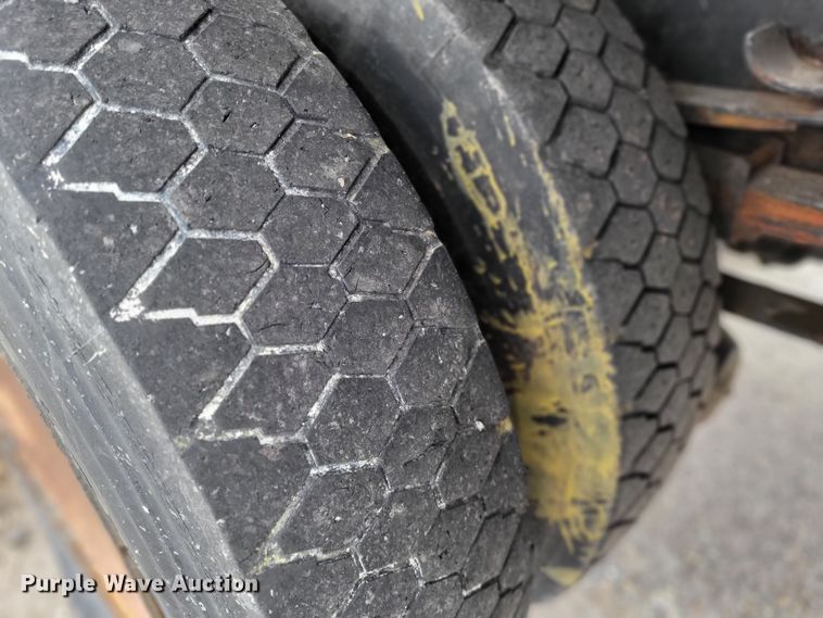 image for item LR9127 2002 International 4900  dump truck