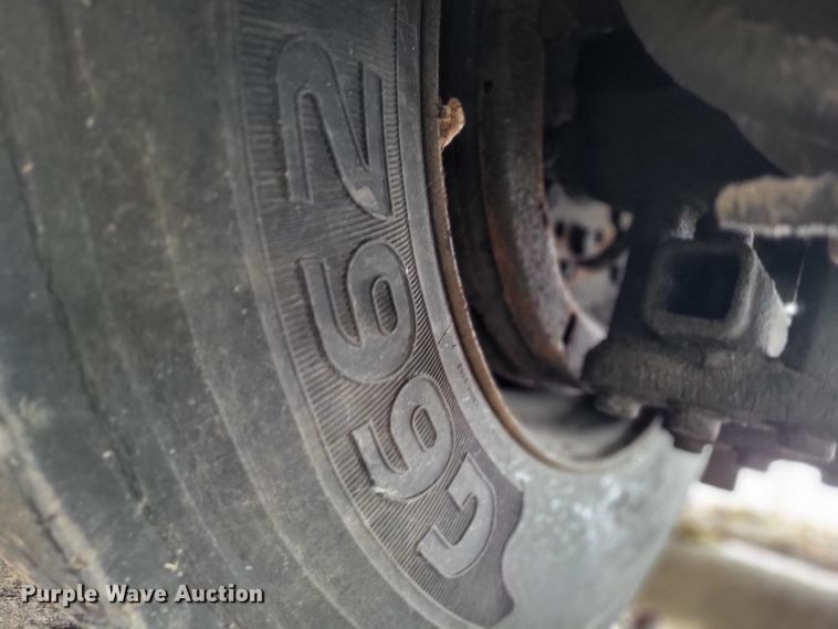 image for item LR9127 2002 International 4900  dump truck