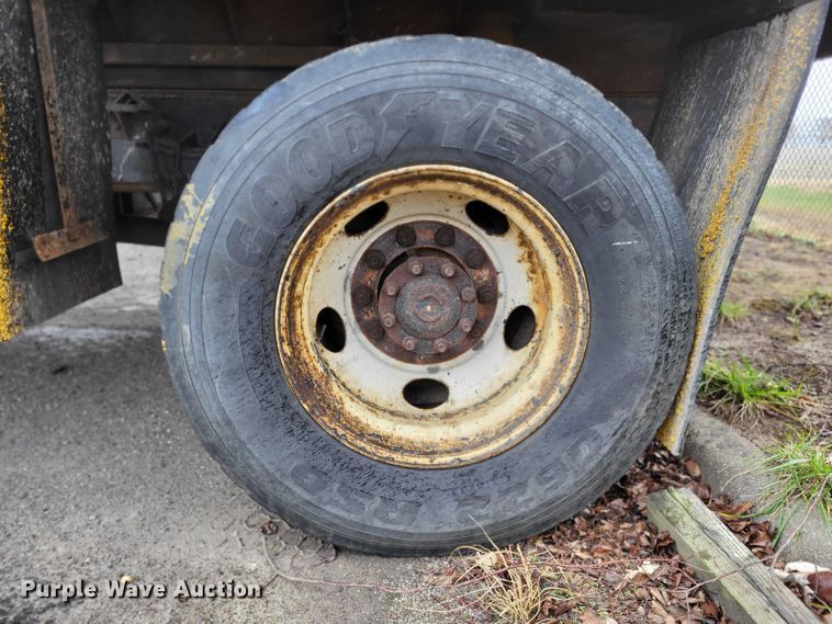 image for item LR9127 2002 International 4900  dump truck