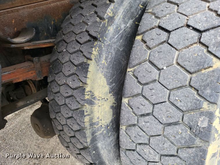 image for item LR9127 2002 International 4900  dump truck