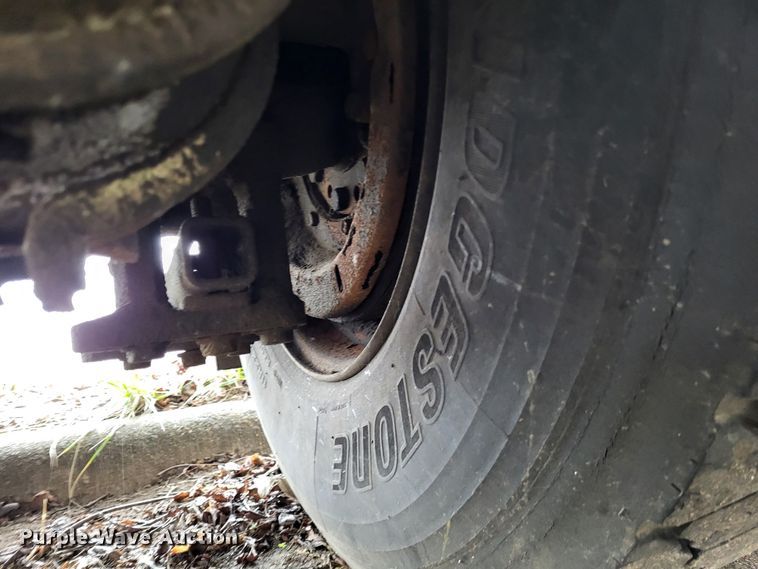 image for item LR9127 2002 International 4900  dump truck